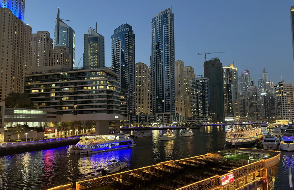 ドバイの高層ビル群と水辺の夜景